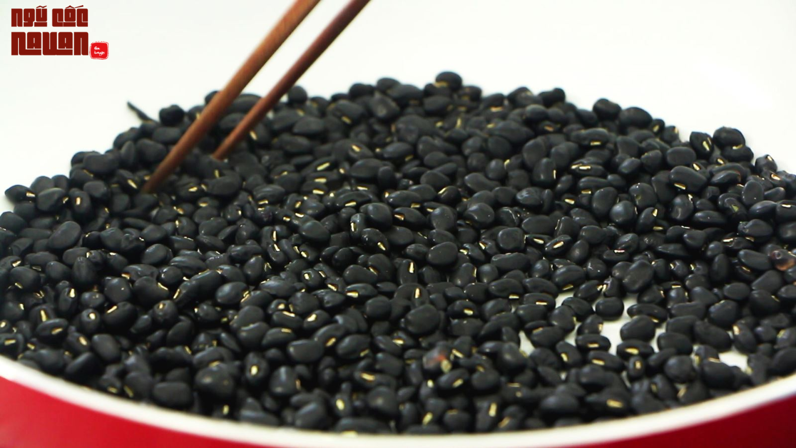 Rang khô đậu cho chín đều, thơm ngon 